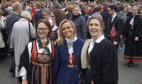 Mujeres noruegas exhibiendo sus bunads en el Día Nacional