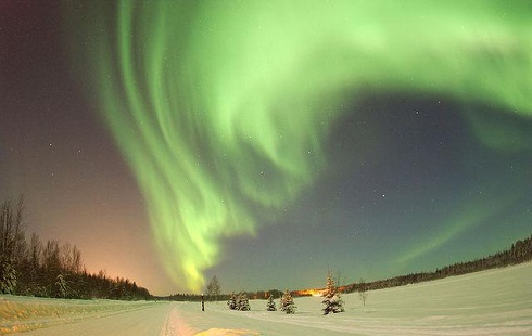 La aurora boreal es un fenómeno luminoso en forma de cortinas de colores