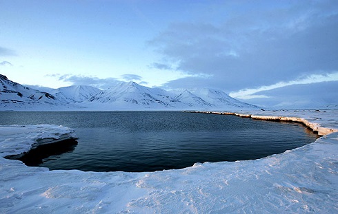 Fiordo cerca del pueblo noruego de Longyearbyen.