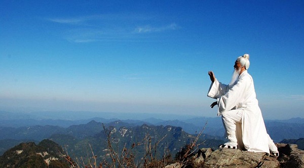 Monje taoista practicando el tai-chi