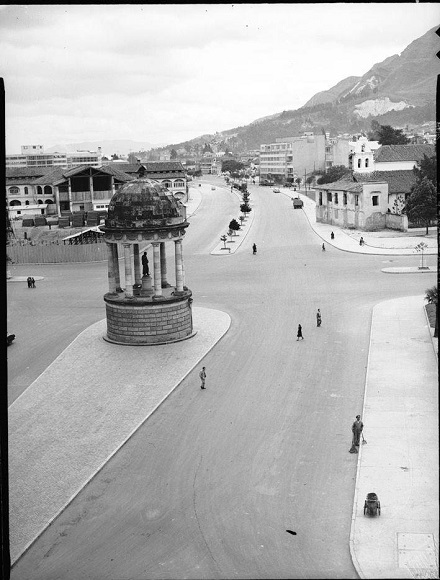 Templete, en el separador central de la carrera 10. Bogotá septiembre 19 de 1950