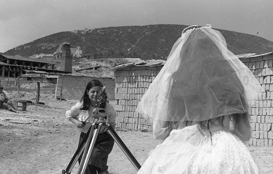 Marta Rodríguez en la filmación del documental “Chircales”