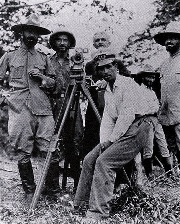 El camarógrafo Gonzalo Acevedo y el equipo de filmación de “Bajo el cielo antioqueño”, 1925.