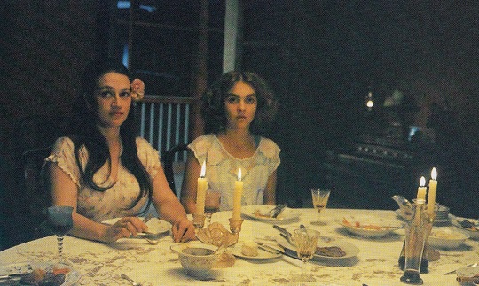 Vicky Hernández y Adriana Herrán en “La mansión de Araucaíma”, 1986. Vicky Hernández y Adriana Herrán en “La mansión de Araucaíma”, 1986.