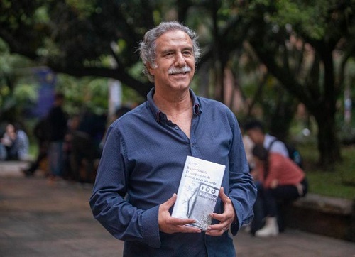 Víctor Gaviria con su libro “El campo al fin de cuentas no es tan verde”. Foto de Calos Velásquez, mayo de 2022.