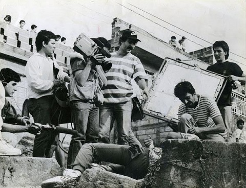 Víctor Gaviria en la década del ochenta grabando uno de sus tantos documentales en la ciudad de Medellín.
