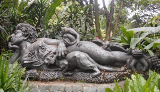 Escultura alusiva a La Madremonte en el Jardín Botánico de Medellín