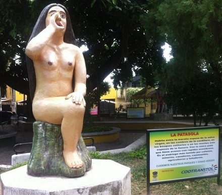 Escultura de la patasola en el Parque mitológico del Espinal, Tolima.