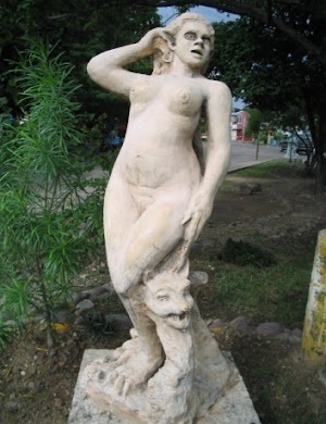 Escultura de La Patasola. Parque mitológico. Neiva, Huila.