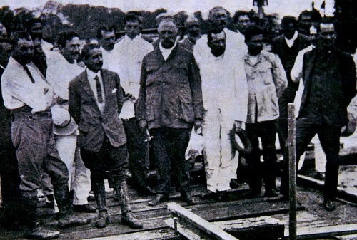 Rafael Reyes durante la colocación del primer riel del ferrocarril de Puerto Wilches