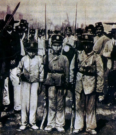 Niños soldados del ejército gobiernista. Ilustración París, julio de 1902. Niños soldados del ejército gobiernista. Ilustración París, julio de 1902.