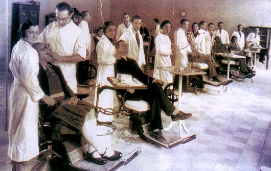 Alumnas de la Escuela Dental de la Universidad de Antioquia. Fotografía de Francisco Mejía, 1935. Fundación Antioqueña para los Estudios Sociales, FAES, Medellín.