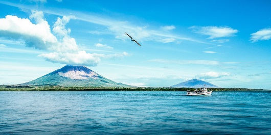 Vista del volcán Concepción y del volcán Maderas desde el lago Nicaragua