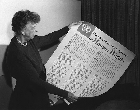 Eleanor Roosevelt sosteniendo un cartel de la Declaración Universal de Derechos Humanos