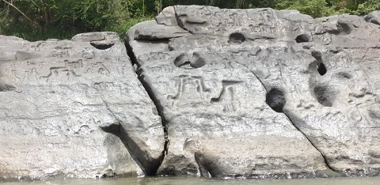 Petroglifos sobre el raudal del río Guayabero